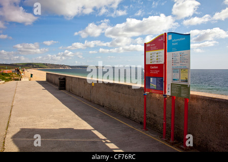 Et la sécurité à la plage des panneaux d'information sur la digue à Torcross sur la côte sud du Devon, England, UK Banque D'Images