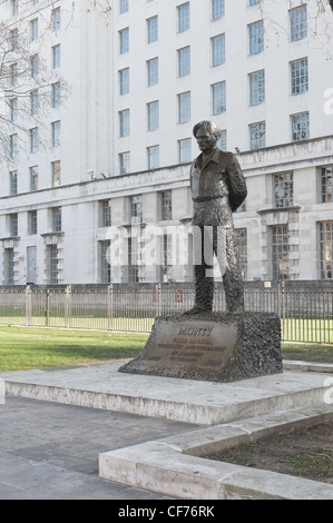 Statue maréchal vicomte Montgomery d'Alamein 1887 à Whitehall, 1976 lignes propres Banque D'Images