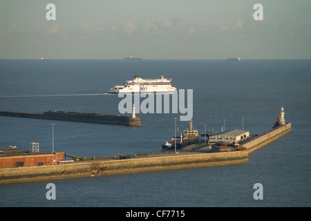 Un P&O Ferries traversent la manche en passant le port murs du Port de Douvres, Kent, Angleterre. Banque D'Images