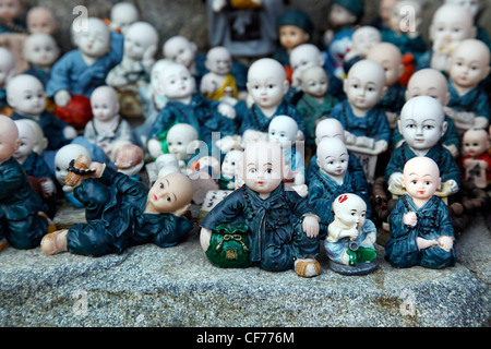 Figurines de petits enfants moines à l'Haedong Yonggungsa temple bouddhiste à Busan, Corée du Sud Banque D'Images