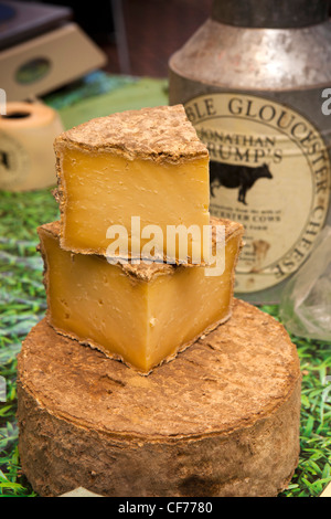 Stroud, Gloucestershire, Royaume-Uni, Union Street, hebdomadaire marché de producteurs, ferme traditionnelle fromages Double Gloucester Banque D'Images