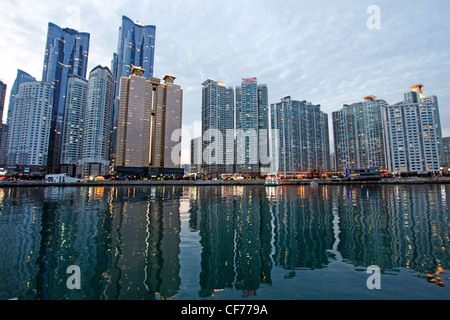 Appartement moderne de la ville et les immeubles de bureaux au coucher du soleil en Machunroo sur l'île de Dongbaek à Busan, Corée du Sud Banque D'Images