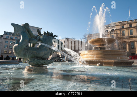 Trafalgar Square Londres, tôt le matin du jour de l'hiver gel ensoleillée avec la formation de glace sur la surface de l'étang et en spray Banque D'Images