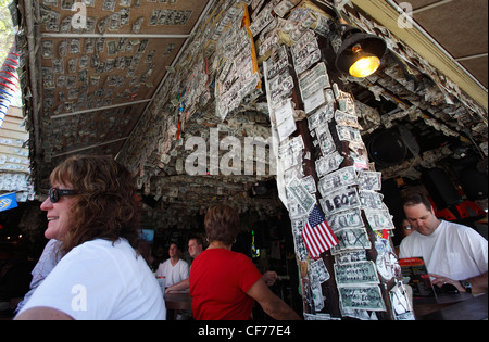 Dollar bills agrafés dans les murs et plafond par l'patron de Willie T's bar, Key West, Floride Banque D'Images