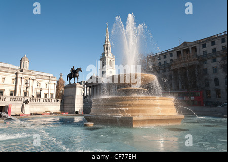 Trafalgar Square Londres, tôt le matin du jour de l'hiver gel ensoleillée avec la formation de glace sur la surface de l'étang et en spray Banque D'Images