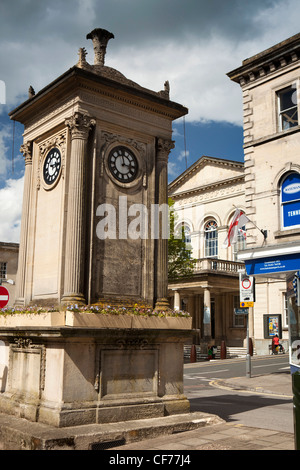 Stroud, Gloucestershire, Royaume-Uni, George Street, William Thomas Sims historique tour de l'horloge du 19e siècle Banque D'Images
