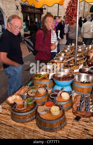 Stroud, Gloucestershire, Royaume-Uni, marché de producteurs, décrochage d'olive Banque D'Images