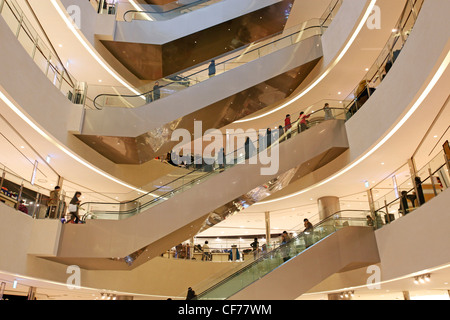 Escaliers mécaniques dans l'atrium du centre commercial Shinsegae, le plus grand magasin et boutique, à Busan, Corée du Sud Banque D'Images
