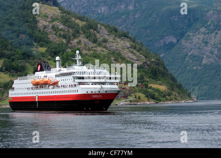 La Norvège (le fjord de Geiranger Geirangerfjorden) est un fjord dans la région de Sunnmøre, dans le sud de Møre og Romsdal. Nordly Hurtigruten Banque D'Images