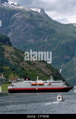 La Norvège (le fjord de Geiranger Geirangerfjorden) est un fjord dans la région de Sunnmøre, dans le sud du comté de Møre og Romsdal. Croisière Hurtigruten Banque D'Images