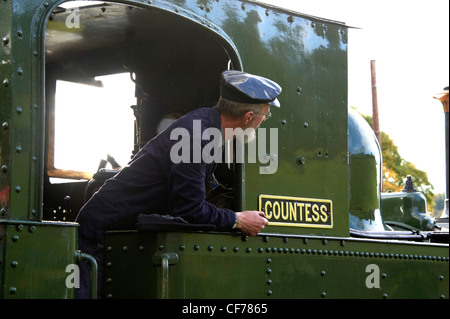 Conducteur de trains remorqués à vapeur sur Welshpool & Llanfair de fer étroit, Welshpool, Mid Wales Banque D'Images