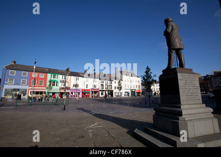 Ville de Caernarfon, Pays de Galles. Place du château avec la statue de Lloyd George au premier plan. Banque D'Images