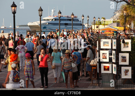 Une foule près de coucher du soleil à Mallory Square, Key West, Floride Banque D'Images