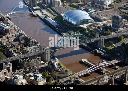 Vue aérienne de Newcastle upon Tyne pendant la course annuelle Great North Run en 2008 (le pont Tyne date d'avant le pont beaucoup plus grand du port de Sydney) Banque D'Images