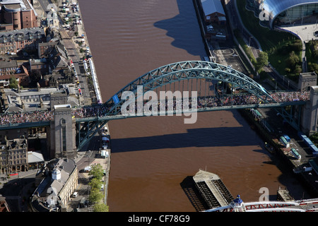 Vue aérienne de Newcastle upon Tyne pendant la course annuelle Great North Run en 2008 (le pont Tyne date d'avant le pont beaucoup plus grand du port de Sydney) Banque D'Images
