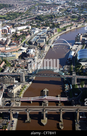 Vue aérienne de Newcastle upon Tyne pendant la course annuelle Great North Run en 2008 (le pont Tyne date d'avant le pont beaucoup plus grand du port de Sydney) Banque D'Images