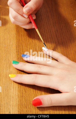 La coloration par une brosse de clous par peintures de couleur Banque D'Images