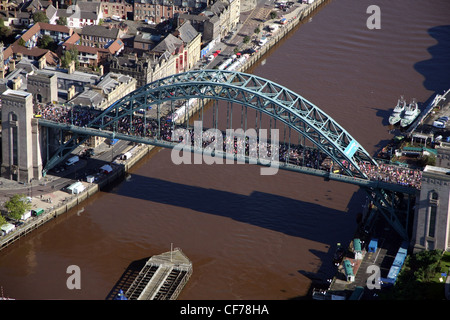 Vue aérienne de Newcastle upon Tyne pendant la course annuelle Great North Run en 2008 (le pont Tyne date d'avant le pont beaucoup plus grand du port de Sydney) Banque D'Images
