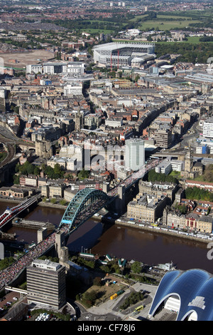 Vue aérienne de Newcastle upon Tyne pendant la course annuelle Great North Run en 2008 (le pont Tyne date d'avant le pont beaucoup plus grand du port de Sydney) Banque D'Images