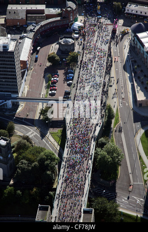 Vue aérienne de Newcastle upon Tyne pendant la course annuelle Great North Run en 2008 (le pont Tyne date d'avant le pont beaucoup plus grand du port de Sydney) Banque D'Images