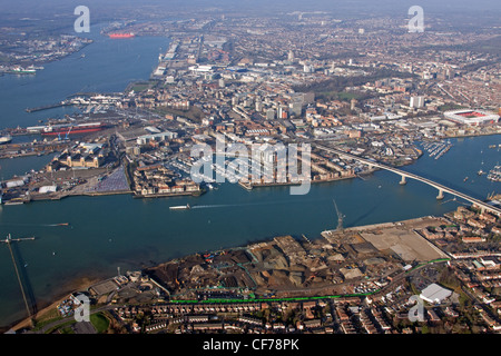 Vue aérienne de la ville de Southampton depuis Woolston, face à la rivière Itchen/Solent Banque D'Images