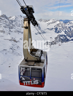 Panier câble dans la neige des montagnes de la vue du haut du Titlis Banque D'Images