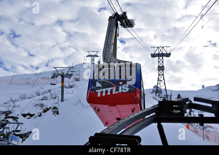 Panier câble dans la neige des montagnes de la vue du haut du Titlis Banque D'Images