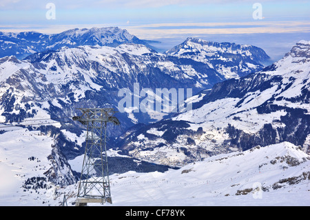 Panier câble dans la neige des montagnes de la vue du haut du Titlis Banque D'Images