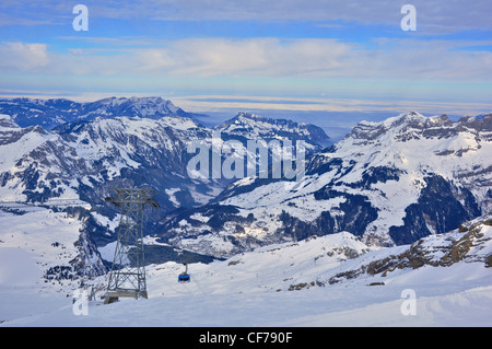 Panier câble dans la neige des montagnes de la vue du haut du Titlis Banque D'Images