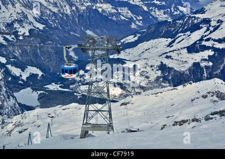 Panier câble dans la neige des montagnes de la vue du haut du Titlis Banque D'Images