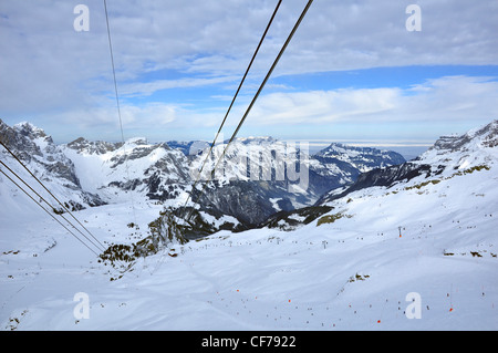 Panier câble dans la neige des montagnes de la vue du haut du Titlis Banque D'Images