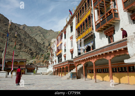 Des moines dans la cour d'Hemis Gompa, (Ladakh) Jammu-et-Cachemire, l'Inde Banque D'Images