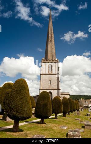 UK, Gloucestershire, Stroud, Painswick, St Mary's Parish Church, certains des 99 cimetière des ifs chemin doublure Banque D'Images