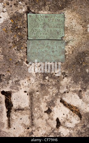 UK, Gloucestershire, Stroud, Painswick, St Mary's Churchyard, Henry et Edward en laiton plaque nom donné de chaîne Banque D'Images