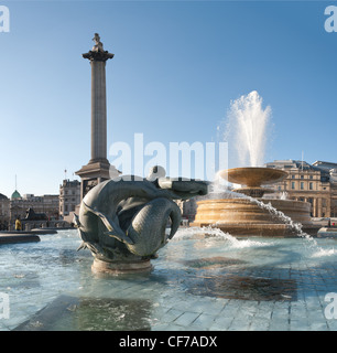 Trafalgar Square Londres, tôt le matin du jour de l'hiver gel ensoleillée avec la formation de glace sur la surface de l'étang et en spray Banque D'Images