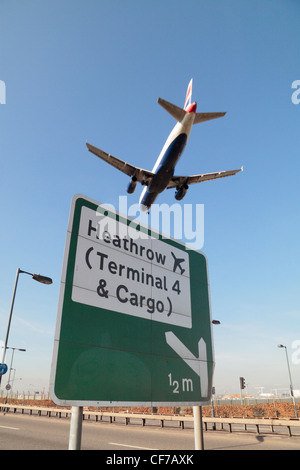 Un BA (British Airways) passe un avion A30 road à côté de l'aéroport de Heathrow, Londres, Royaume Uni (près de Hatton Cross Station). Banque D'Images