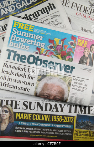 L'observateur assis de l'autre qualité UK Journaux nationaux (le Sunday Times, le Sunday Telegraph, l'indépendant). Banque D'Images