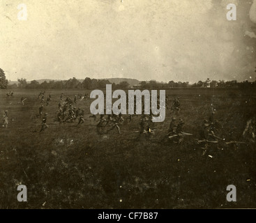 Charge de cavalerie au cours de la formation pour la guerre hispano-américaine à Cuba en 1898 conflit guerre Soldats de l'impérialisme américain US Banque D'Images