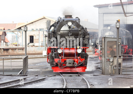 Une locomotive à vapeur à l'extérieur de l'abri du moteur sur le chemin de fer de montagne à Wernigerode Harz Banque D'Images