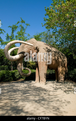 Statue de mammouth dans un parc à Barcelone Banque D'Images