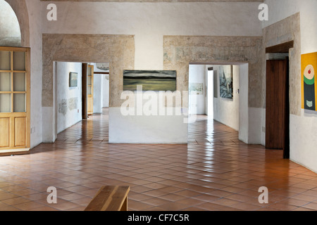 Vue d'exposition dans les galeries d'Oaxaca rénové Musée de l'Art Contemporain avec des fresques à découvert partiellement les ouvertures des murs Banque D'Images