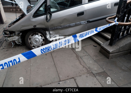 Un accident de voiture s'est écrasé cordon cordoné par un panneau police Do Not Cross Line dans la ville de Londres Angleterre Royaume-Uni Grande-Bretagne KATHY DEWITT Banque D'Images