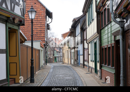 Maisons à colombage et rue pavée, à Wernigerode, Allemagne Banque D'Images