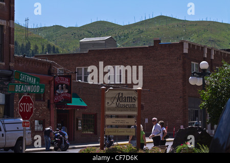 American Black Hills Deadwood South Dakota aux États-Unis la rue de la ville avec une petite ville de touristes et des maisons avec le style de vie quotidien des États-Unis personnes haute résolution Banque D'Images