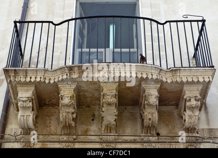 Balcon dans le style baroque typique Silician soutenu par des supports sculptés Banque D'Images