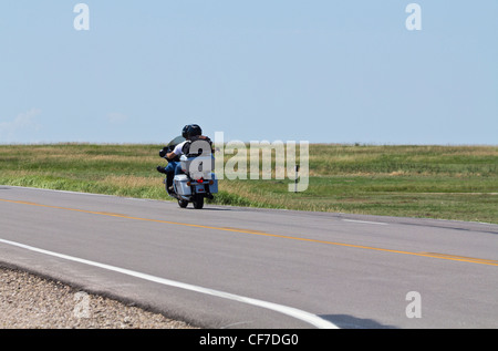 Un jeune couple est à moto sur la route arrière vue arrière dans le Dakota du Sud SD USA en moto de ci-dessus images horizontales haute résolution Banque D'Images