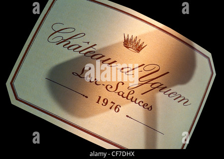 d'YQUEM ombre des commissaires-priseurs marteau sur l'étiquette 1976 Chateau d'Yquem vin blanc Français premier Cru supérieur Sauternes Bordeaux France Banque D'Images