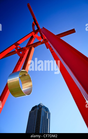 Proverbe, par Mark Di Suvero, tourné vers le haut contre un ciel bleu profond dans le centre-ville de Dallas. Banque D'Images