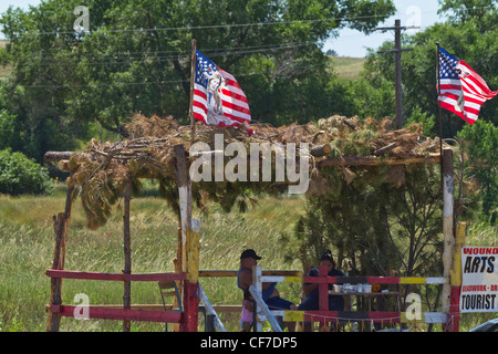 Réserve amérindienne Lakota Oglala Sioux Dakota du Sud aux États-Unis une famille entière faisant des attrape-rêves dans le stand extérieur Amérique horizontal haute résolution Banque D'Images