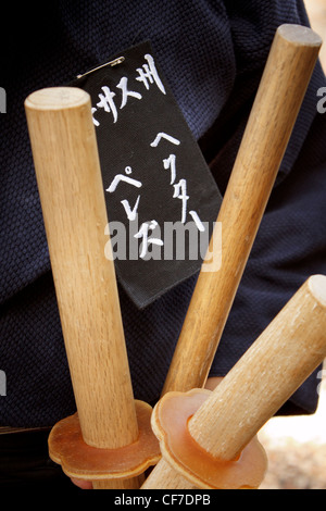 Ensemble de bokkens en bois sur l'affichage à l'Iaido exposition. Banque D'Images